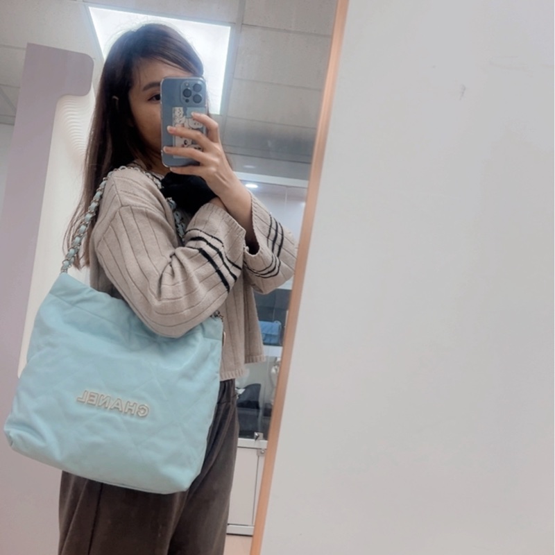 全新 Chanel 22 小號淺藍牛皮托特-12