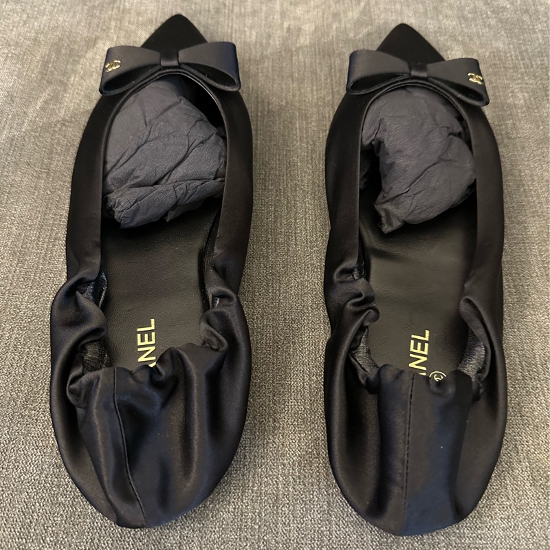 CHANEL 緞面尖頭蝴蝶結平底鞋-1