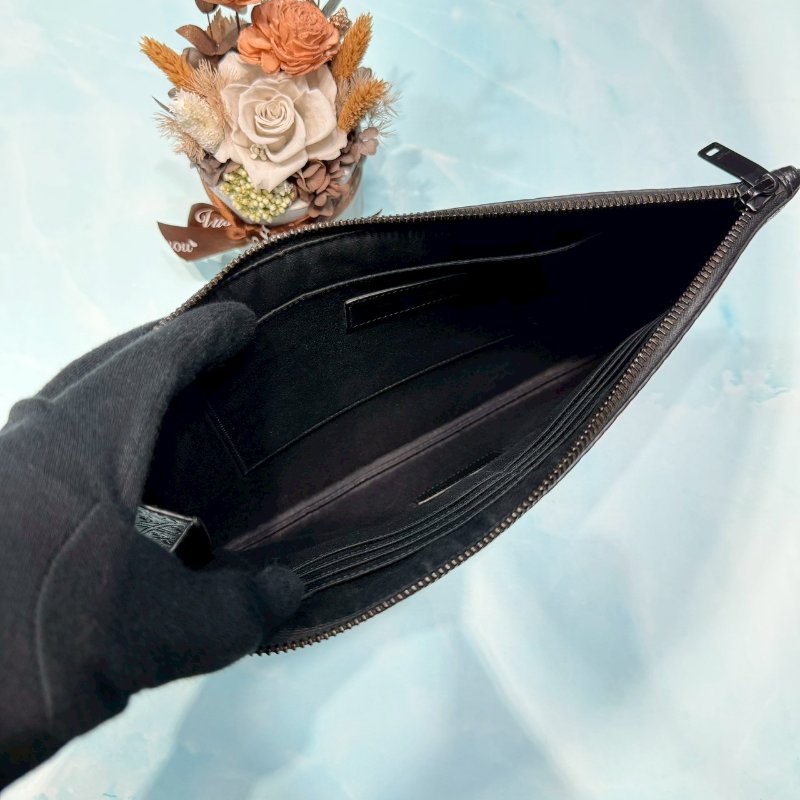 YSL 滿版Logo壓紋手拿包-4