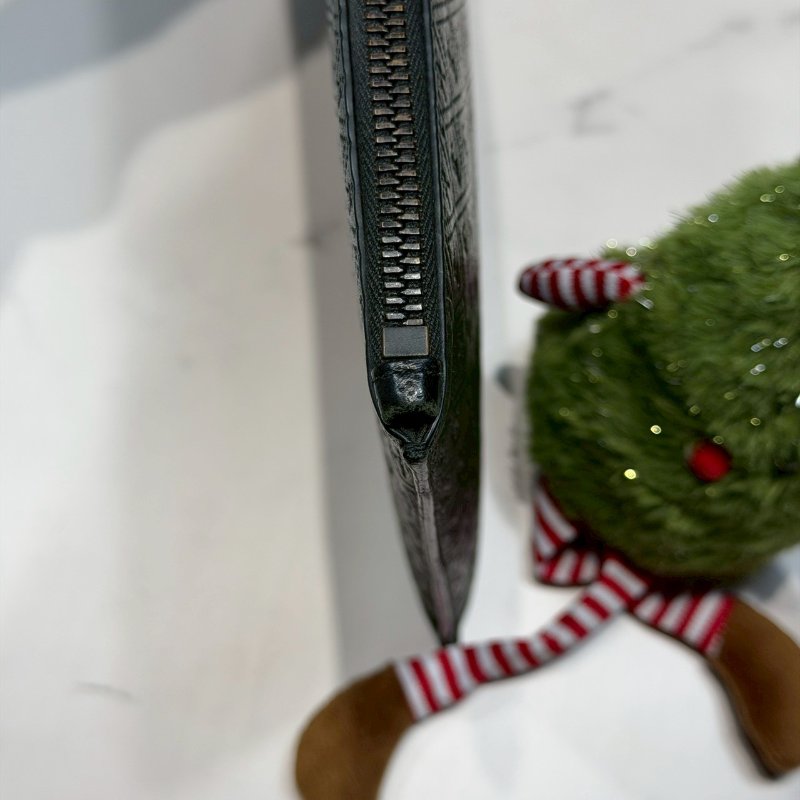 YSL 滿版壓紋牛皮手拿包-5