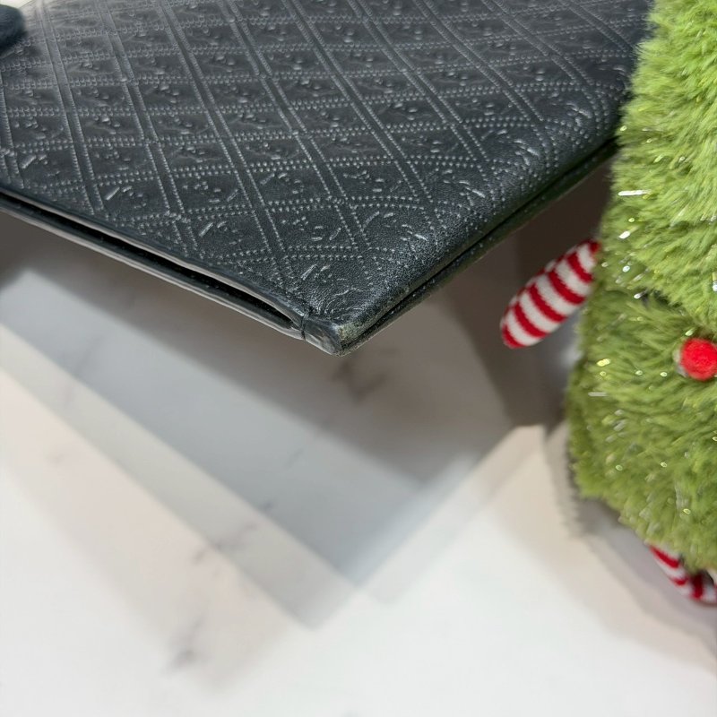 YSL 滿版壓紋牛皮手拿包-8