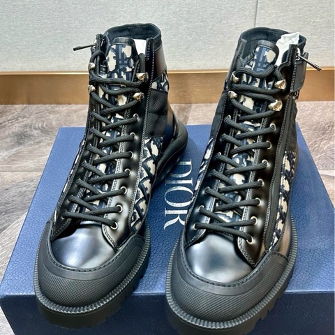 閒置新 未使用Dior 迪奧 Combat 軍裝風格 圓頭平底 高幫皮靴 工裝靴 馬丁靴 吸睛炫酷時尚 厚底