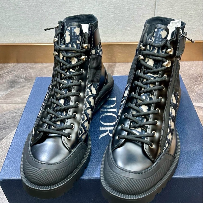 閒置新 未使用Dior 迪奧 Combat 軍裝風格 圓頭平底 高幫皮靴 工裝靴 馬丁靴 吸睛炫酷時尚 厚底-0