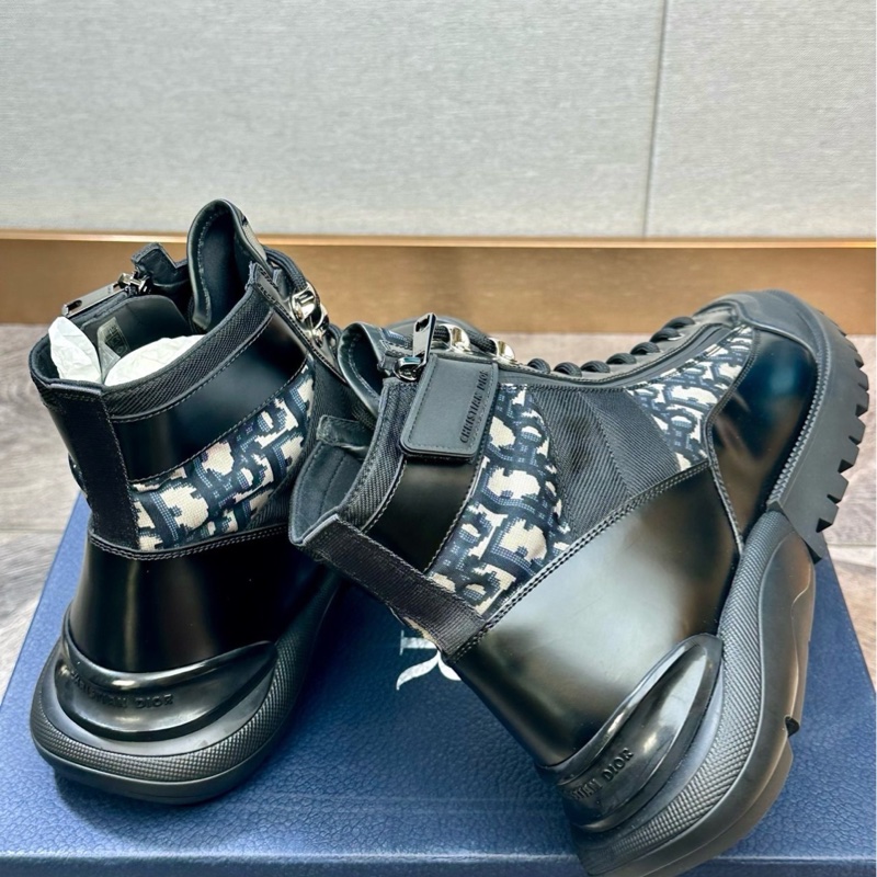 閒置新 未使用Dior 迪奧 Combat 軍裝風格 圓頭平底 高幫皮靴 工裝靴 馬丁靴 吸睛炫酷時尚 厚底-3