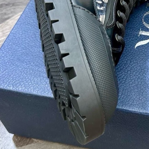 閒置新 未使用Dior 迪奧 Combat 軍裝風格 圓頭平底 高幫皮靴 工裝靴 馬丁靴 吸睛炫酷時尚 厚底-6