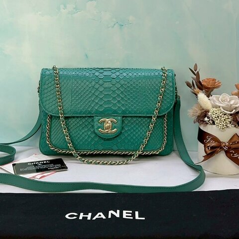 CHANEL 蟒蛇皮口蓋斜背包