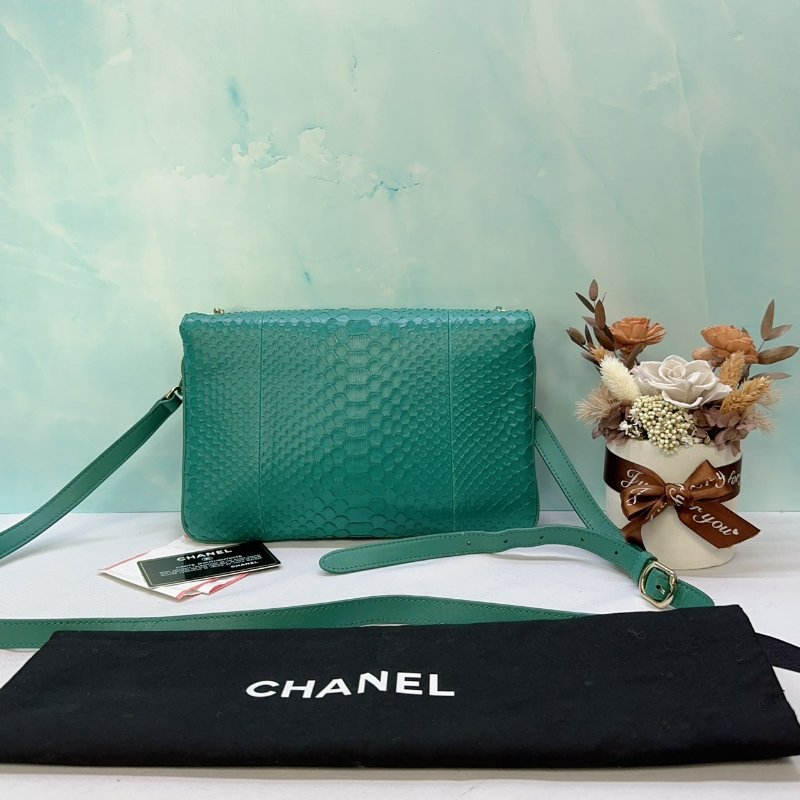 CHANEL 蟒蛇皮口蓋斜背包-1