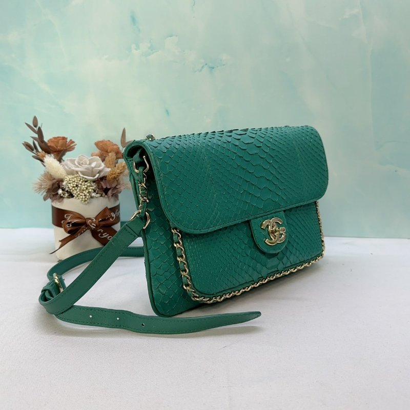 CHANEL 蟒蛇皮口蓋斜背包-2