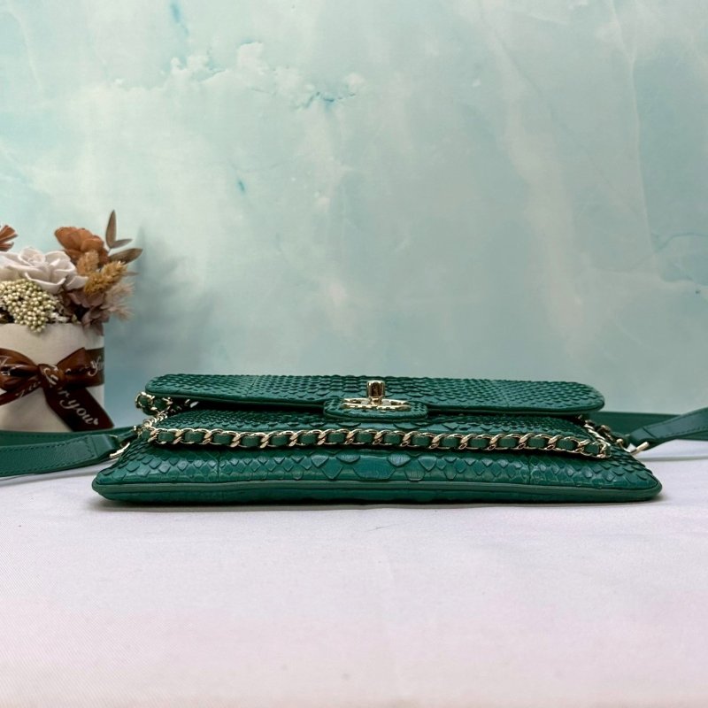 CHANEL 蟒蛇皮口蓋斜背包-6