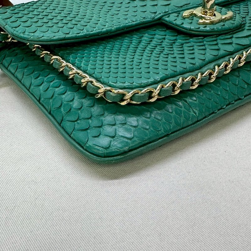 CHANEL 蟒蛇皮口蓋斜背包-7