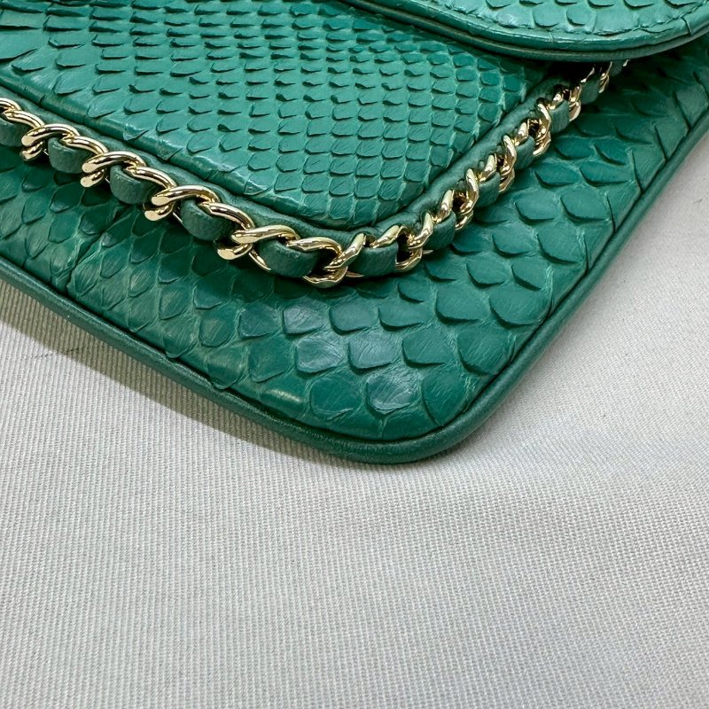 CHANEL 蟒蛇皮口蓋斜背包-8