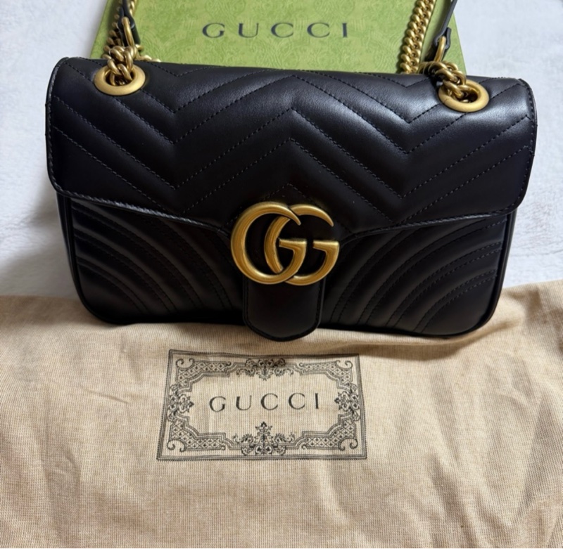 GUCCI GG Marmont 肩背包 小號 26 黑色 金扣-0