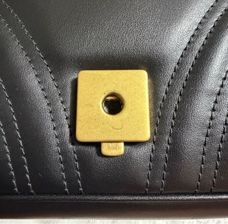GUCCI GG Marmont 肩背包 小號 26 黑色 金扣-29