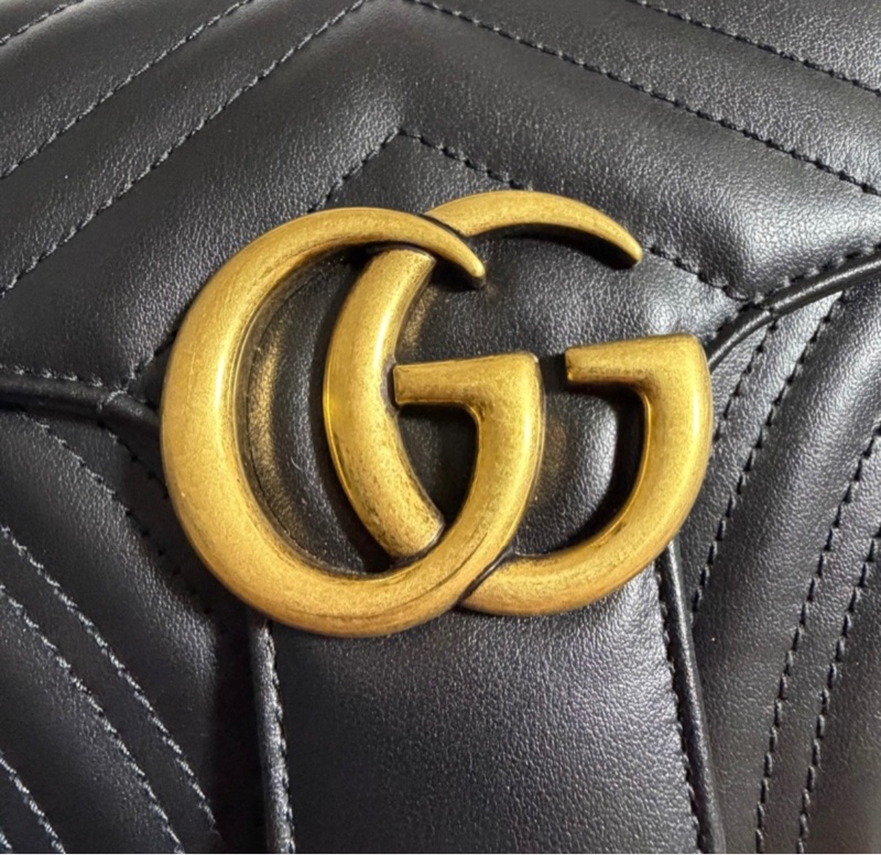 GUCCI GG Marmont 肩背包 小號 26 黑色 金扣-8
