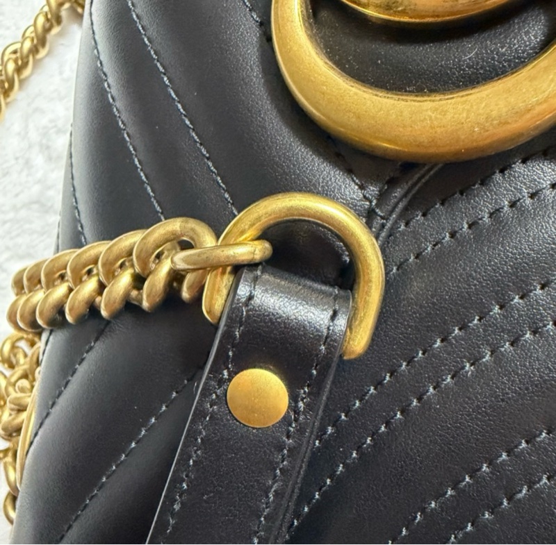 GUCCI GG Marmont 肩背包 小號 26 黑色 金扣-33