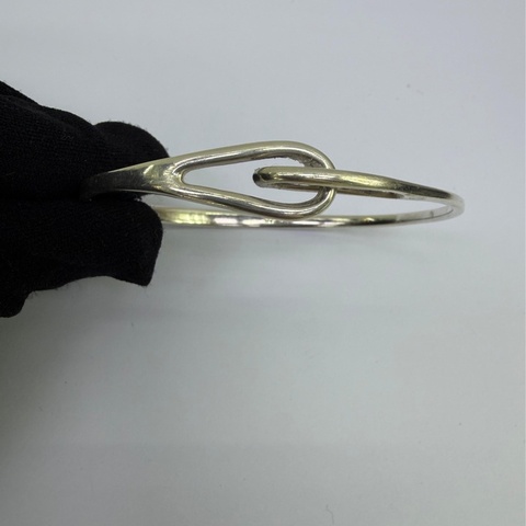 這是一條Tiffany & Co. 的純銀無限符號設計手鐲。