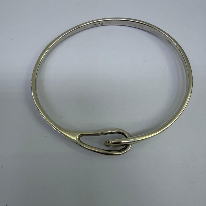 這是一條Tiffany & Co. 的純銀無限符號設計手鐲。-1