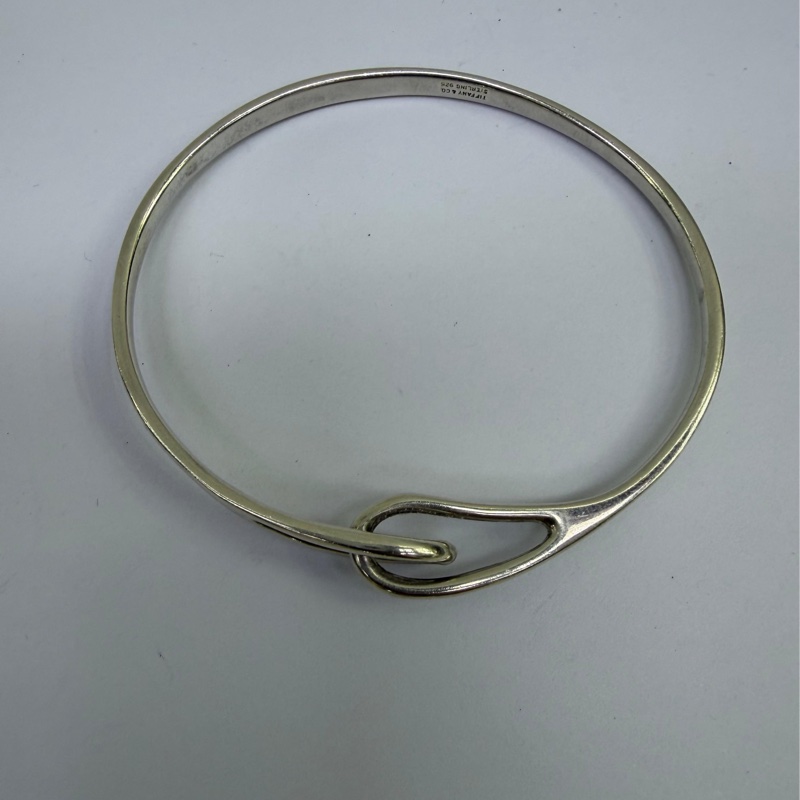 這是一條Tiffany & Co. 的純銀無限符號設計手鐲。-2