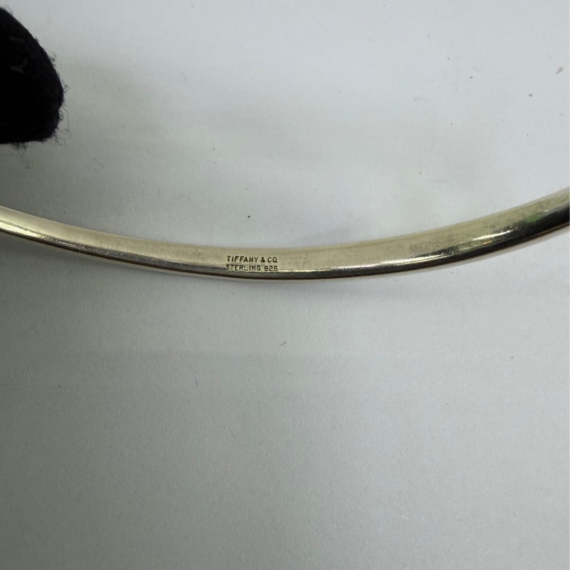 這是一條Tiffany & Co. 的純銀無限符號設計手鐲。-3
