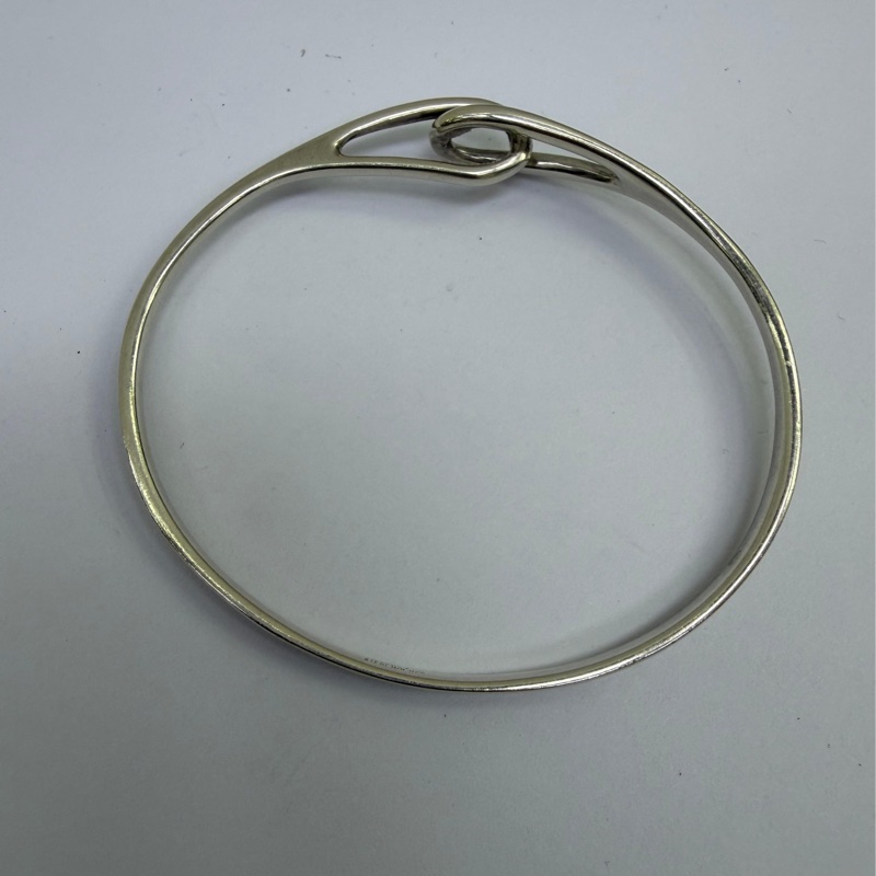 這是一條Tiffany & Co. 的純銀無限符號設計手鐲。-4