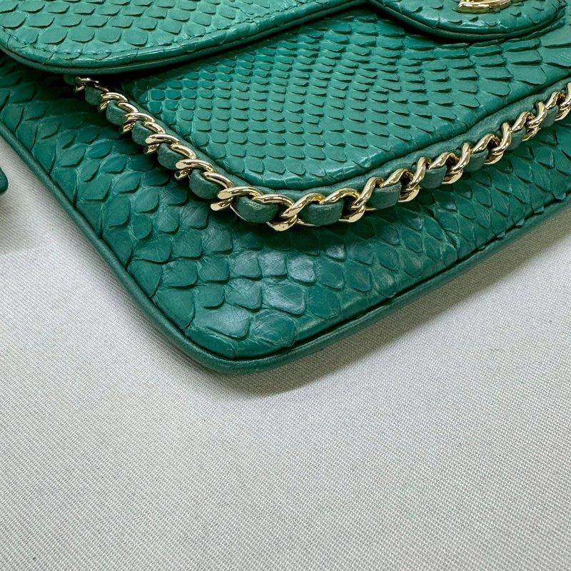 CHANEL 蛇皮口蓋斜背包-8