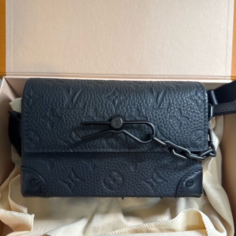 LV Steamer M81746 壓花斜背包-0