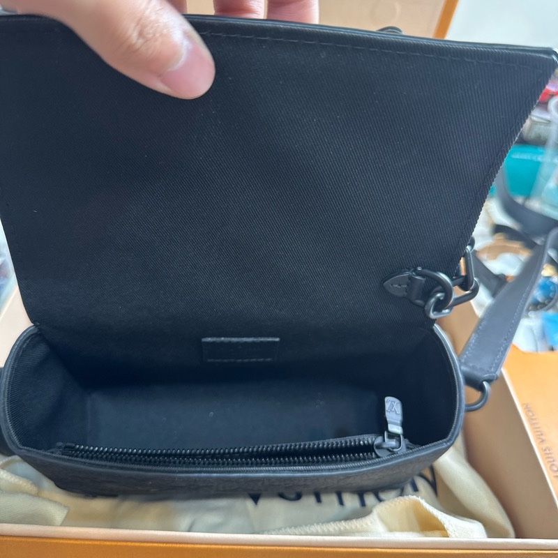 LV Steamer M81746 壓花斜背包-1