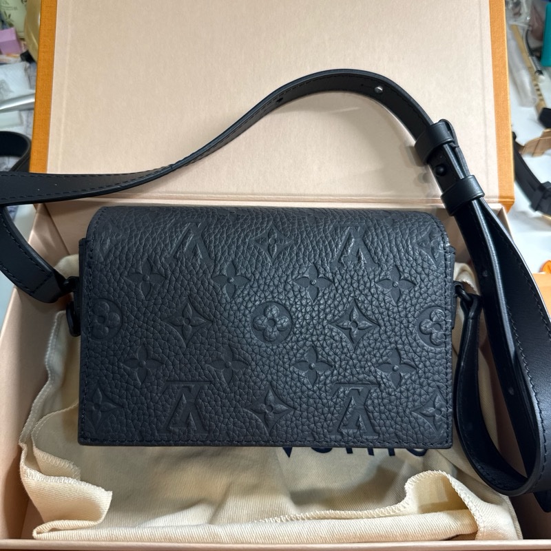 LV Steamer M81746 壓花斜背包-2