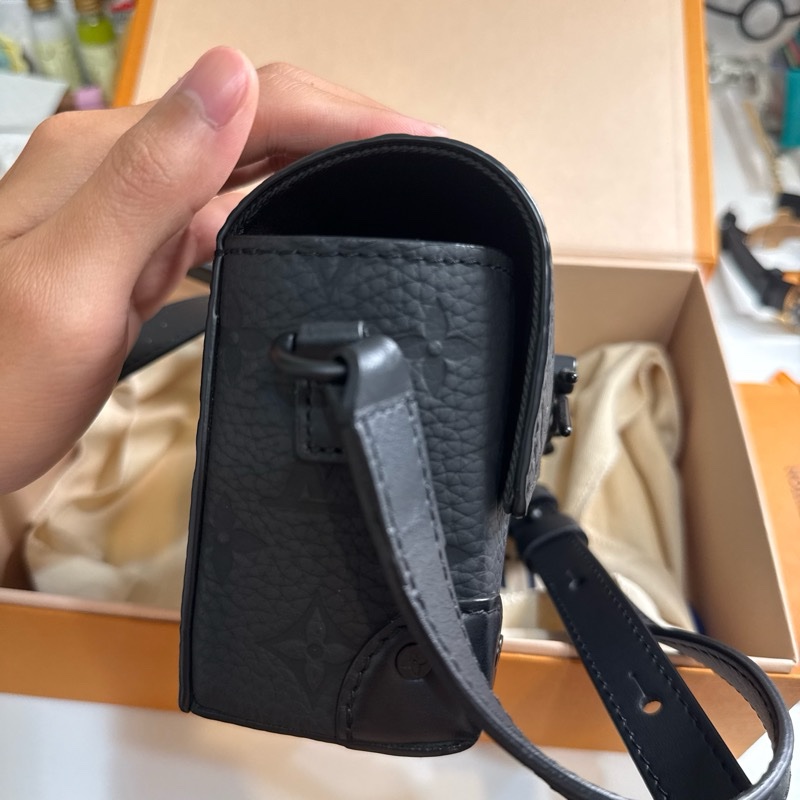 LV Steamer M81746 壓花斜背包-3