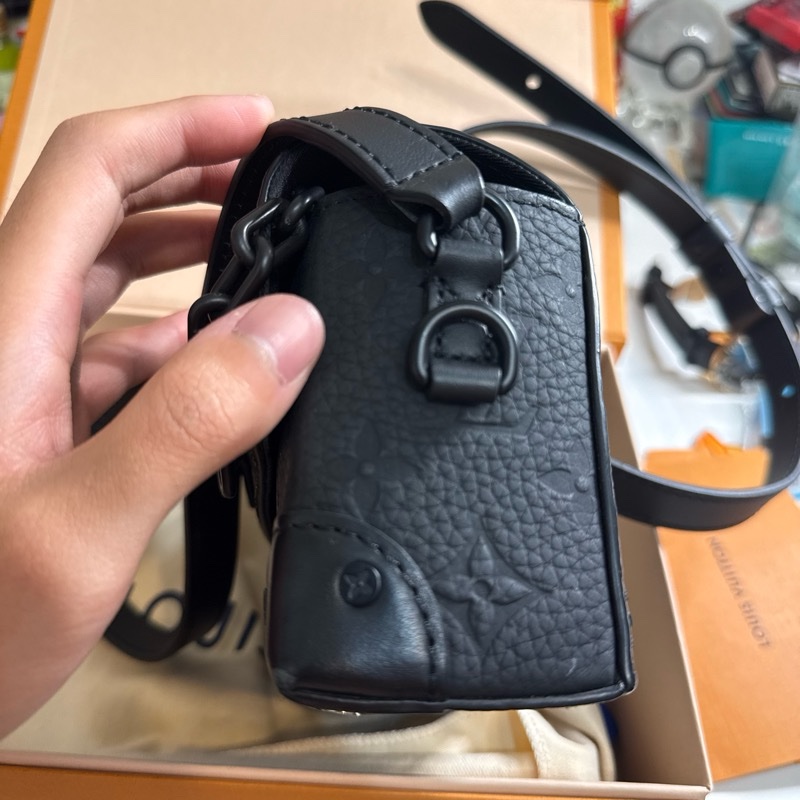 LV Steamer M81746 壓花斜背包-4