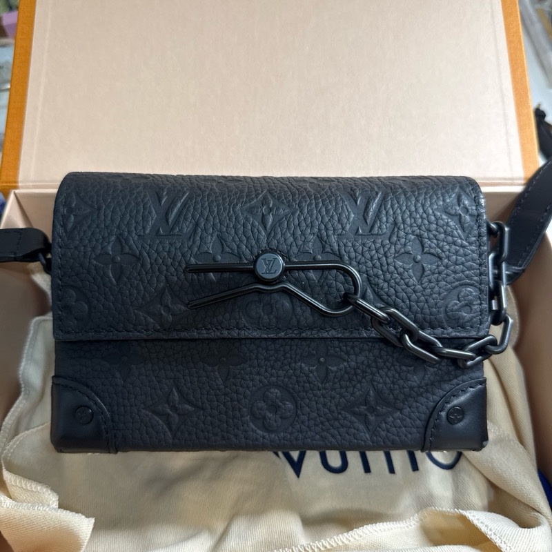 LV Steamer M81746 壓花斜背包-5