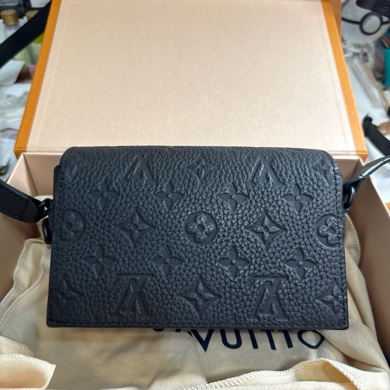 LV Steamer M81746 壓花斜背包-6