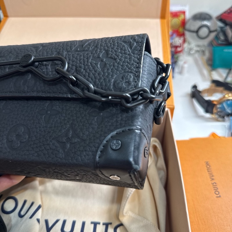 LV Steamer M81746 壓花斜背包-8