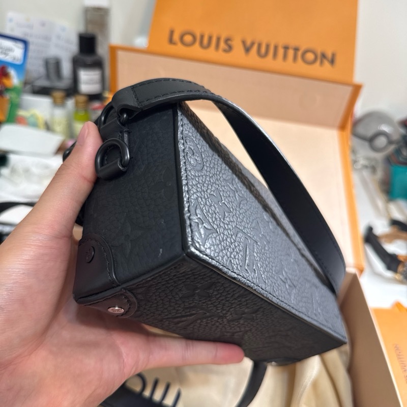 LV Steamer M81746 壓花斜背包-9