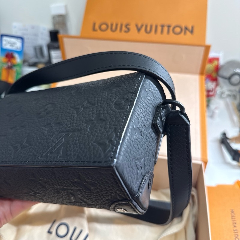 LV Steamer M81746 壓花斜背包-10