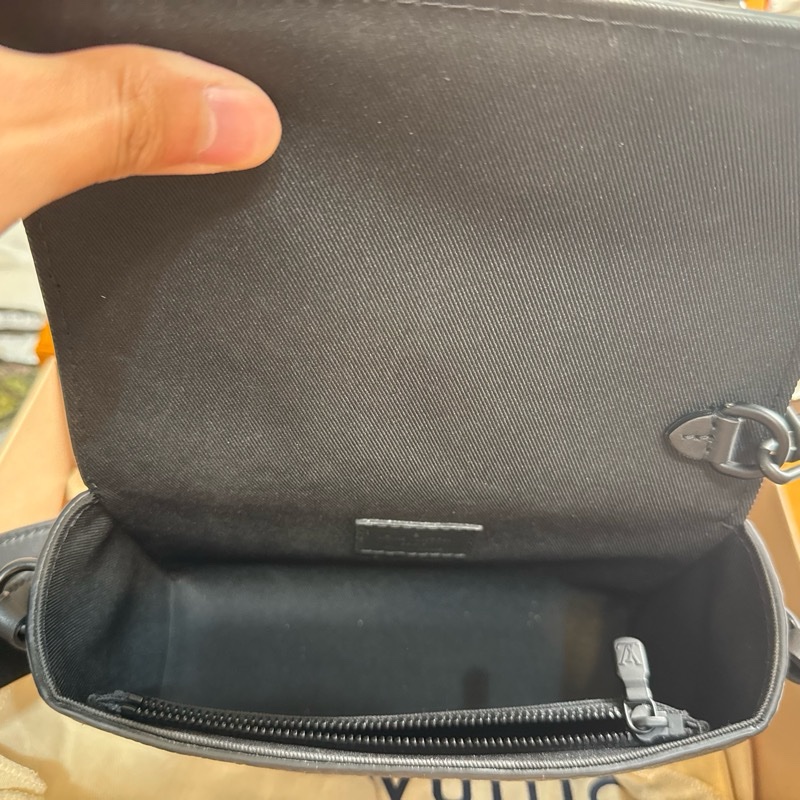 LV Steamer M81746 壓花斜背包-11