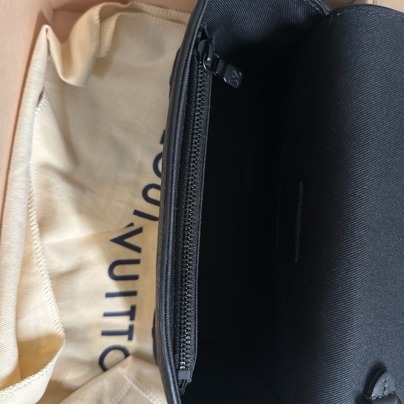 LV Steamer M81746 壓花斜背包-13