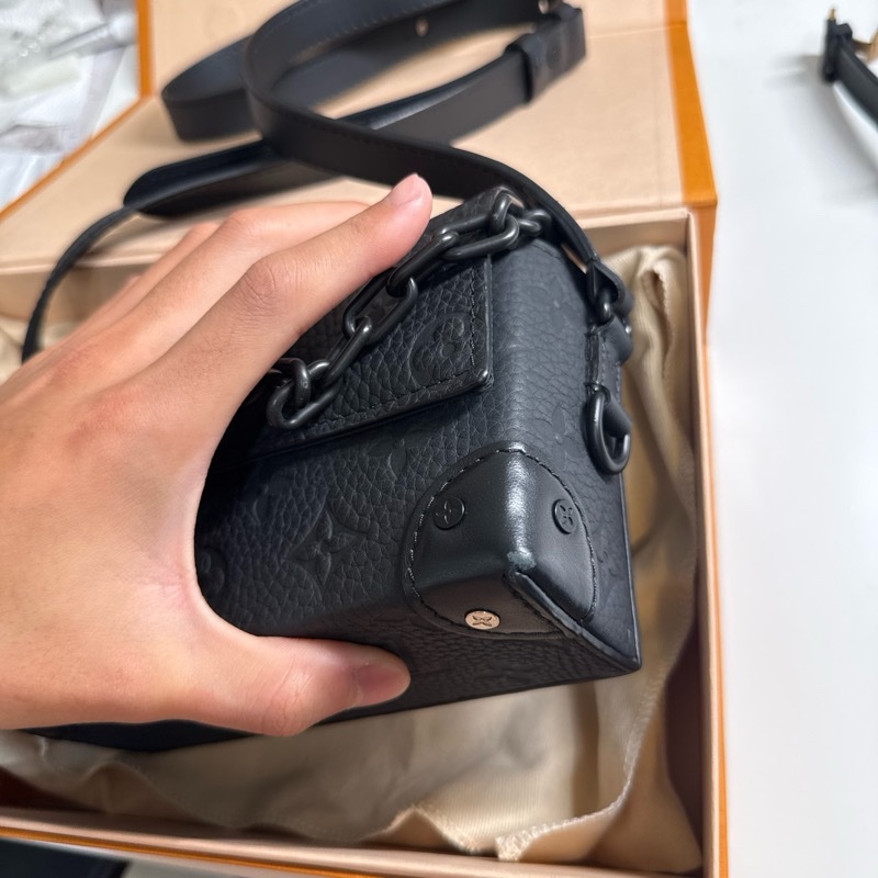 LV Steamer M81746 壓花斜背包-16