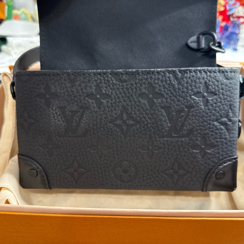 LV Steamer M81746 壓花斜背包-17