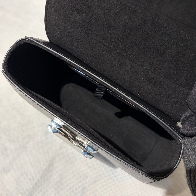 LV EPI 黑色銀釦Twist-10