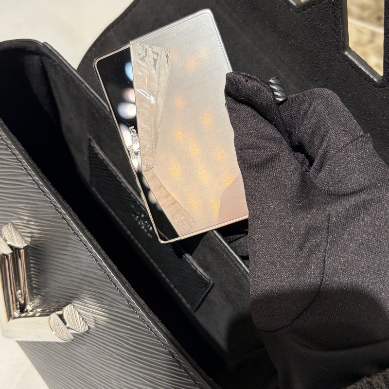 LV EPI 黑色銀釦Twist-11