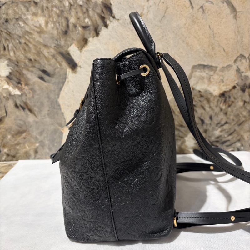 LV黑色老花壓紋後背包-3