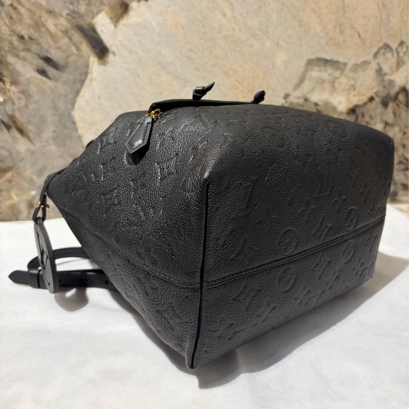 LV黑色老花壓紋後背包-6