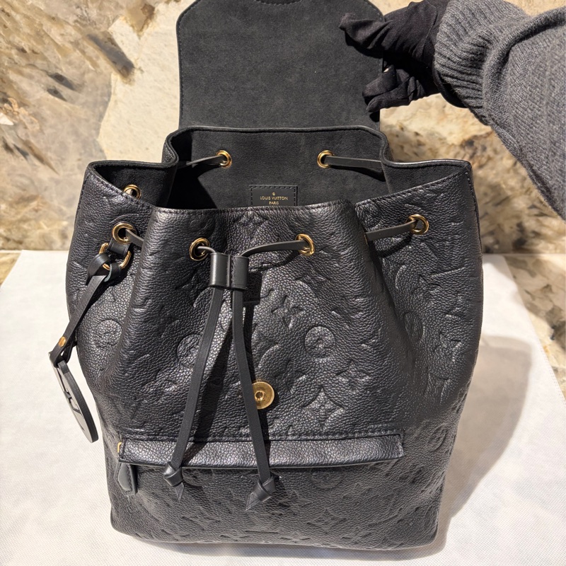 LV黑色老花壓紋後背包-7