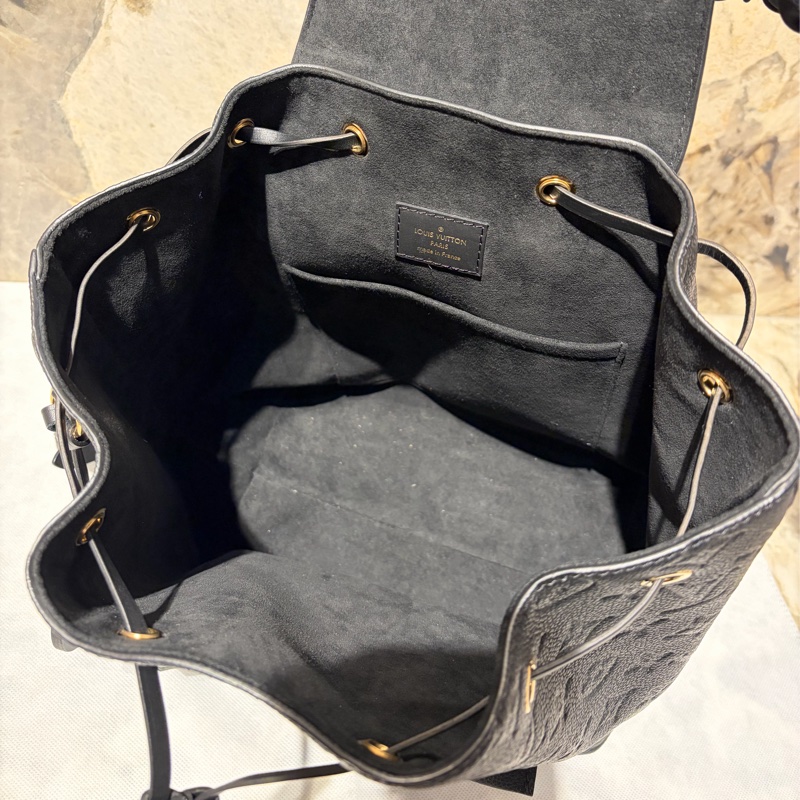 LV黑色老花壓紋後背包-8