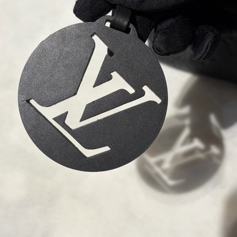 LV黑色老花壓紋後背包-9