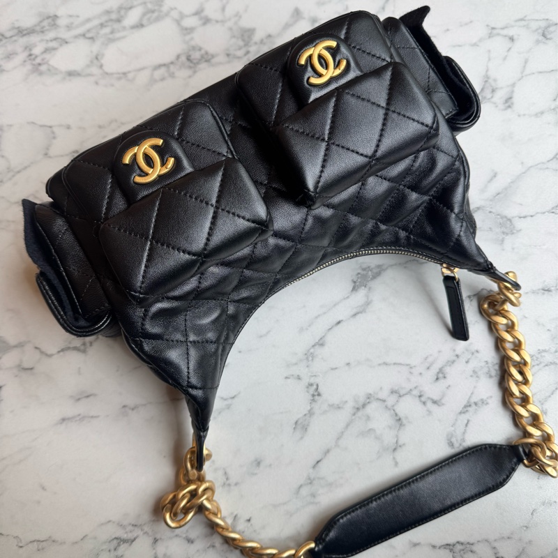 Chanel黑羊皮金雙C HOBO流浪肩背包-1