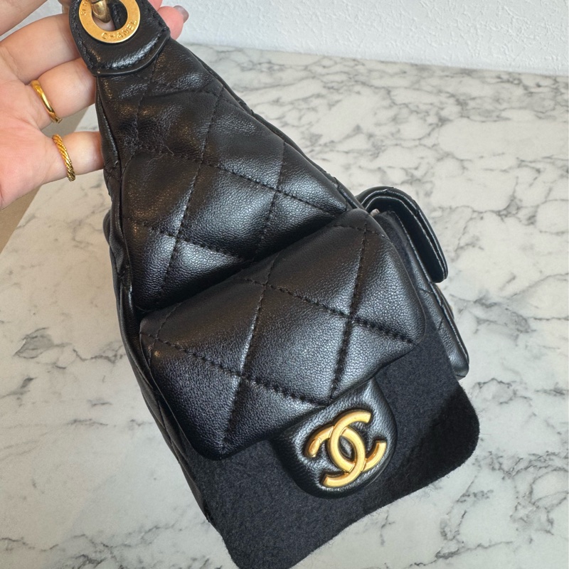 Chanel黑羊皮金雙C HOBO流浪肩背包-2