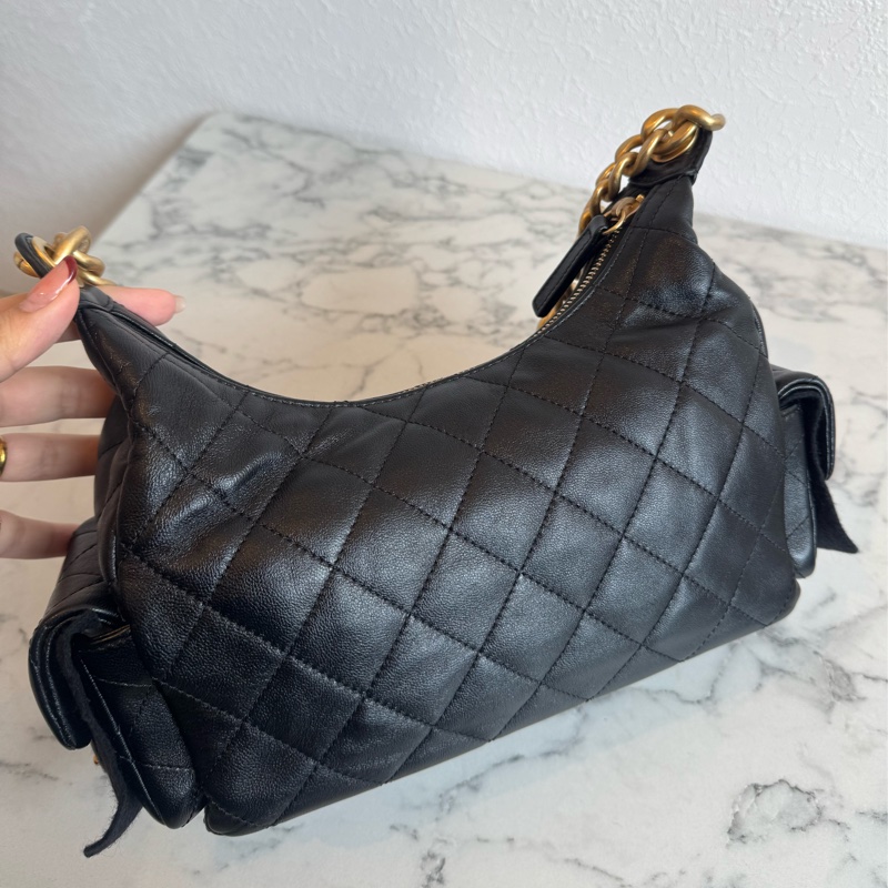 Chanel黑羊皮金雙C HOBO流浪肩背包-4