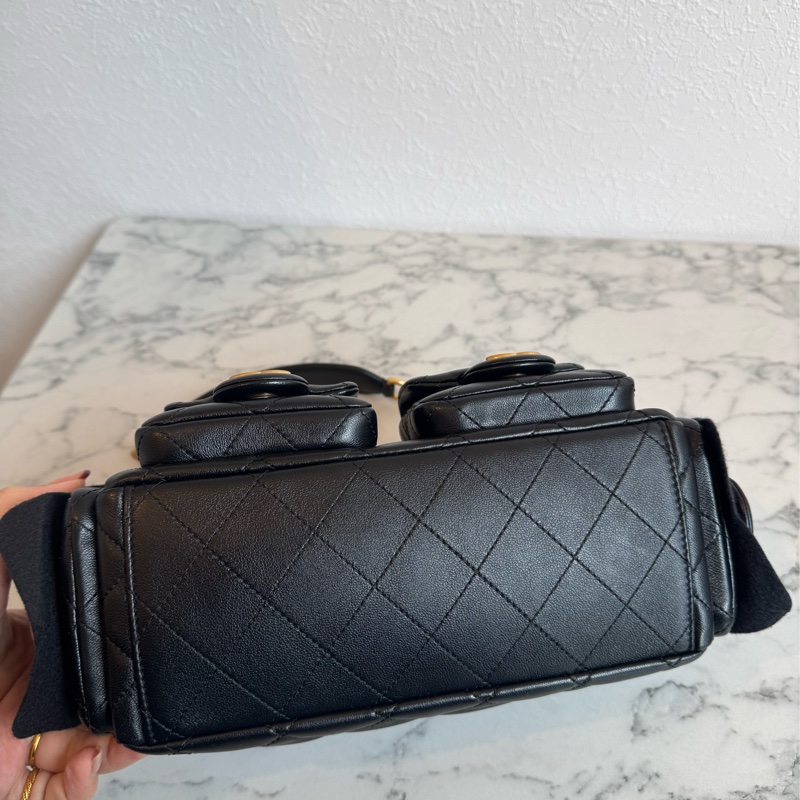 Chanel黑羊皮金雙C HOBO流浪肩背包-5